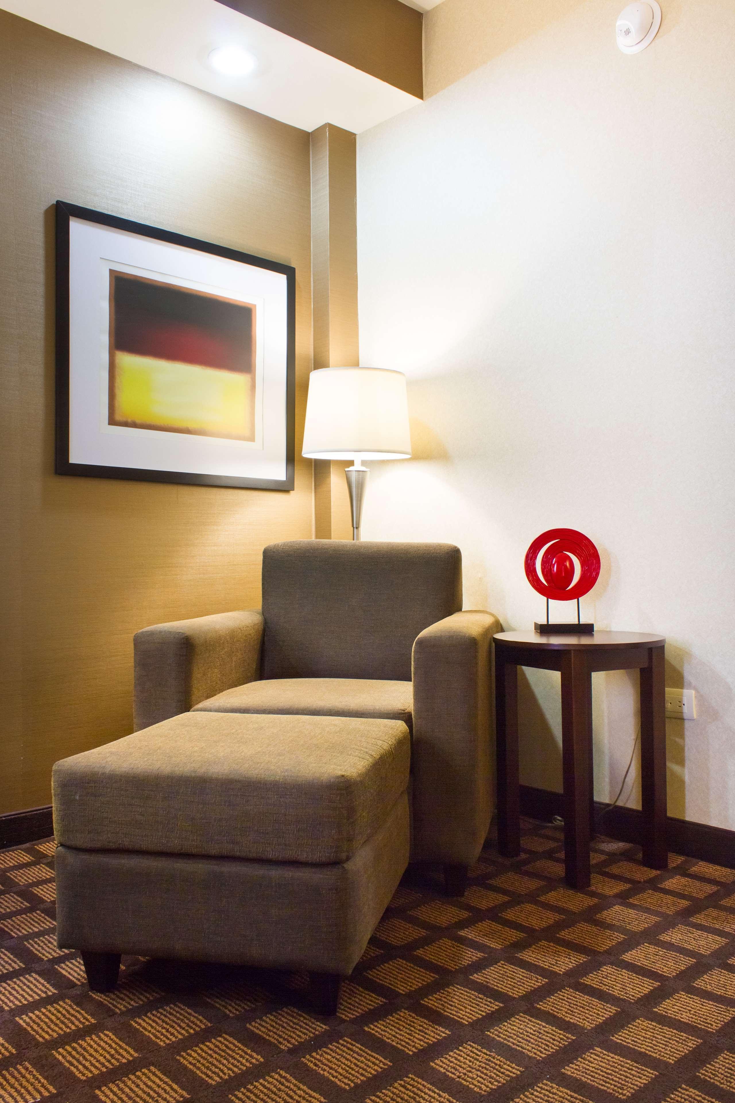 Best Western Premier Monterrey Aeropuerto Apodaca Extérieur photo A lamp on a side table