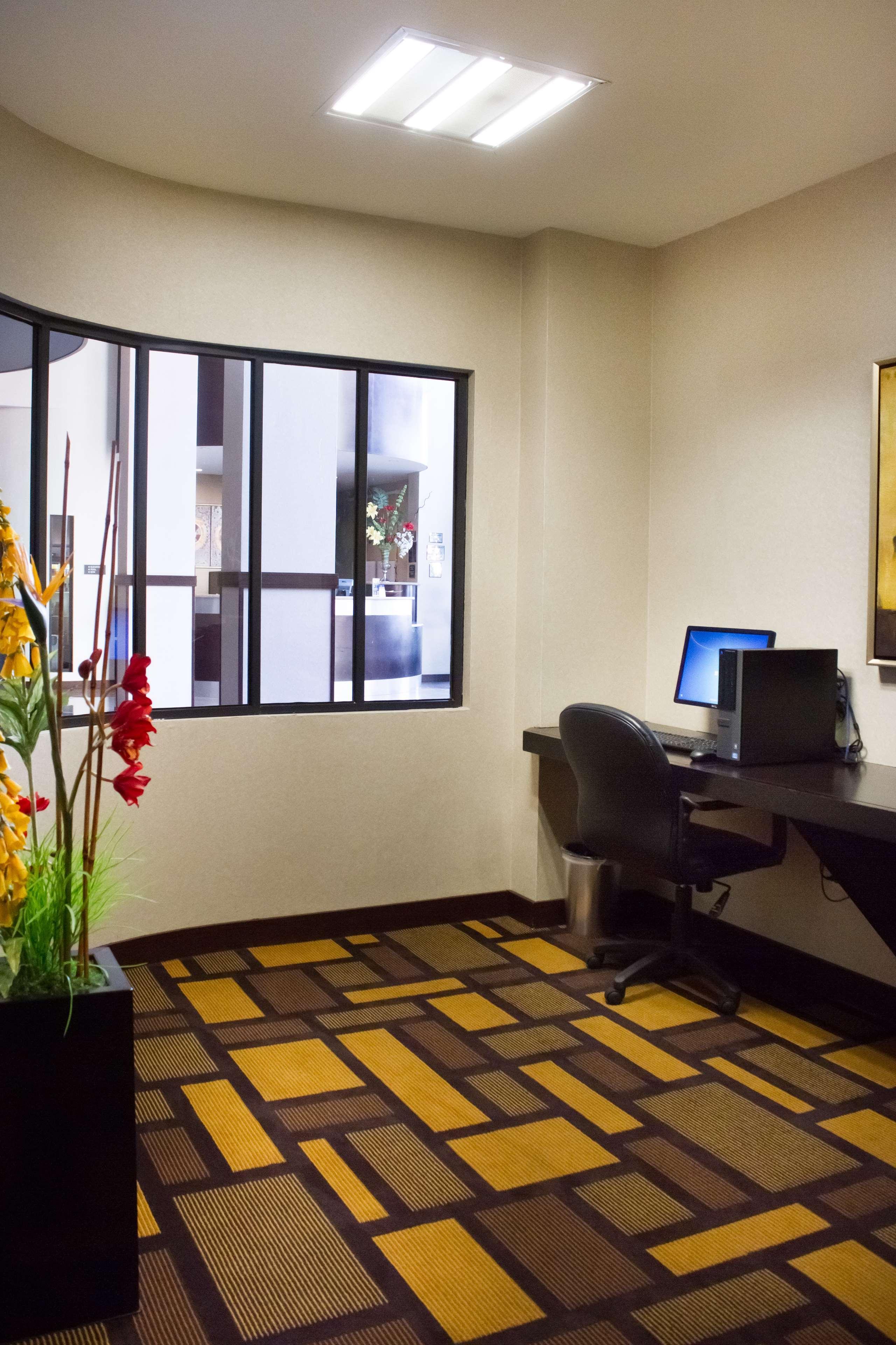 Best Western Premier Monterrey Aeropuerto Apodaca Extérieur photo Business center at the Hilton Garden Inn