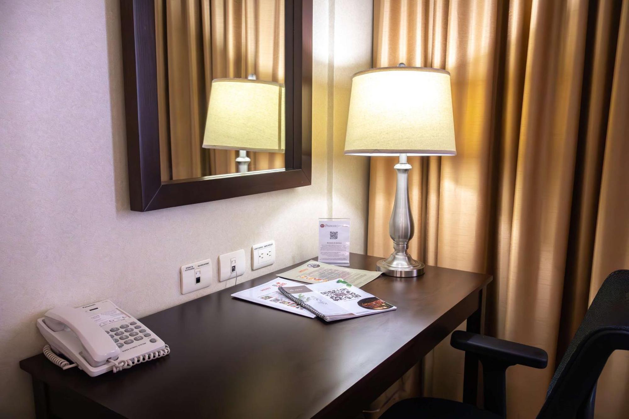 Best Western Premier Monterrey Aeropuerto Apodaca Extérieur photo A work desk in a hotel room