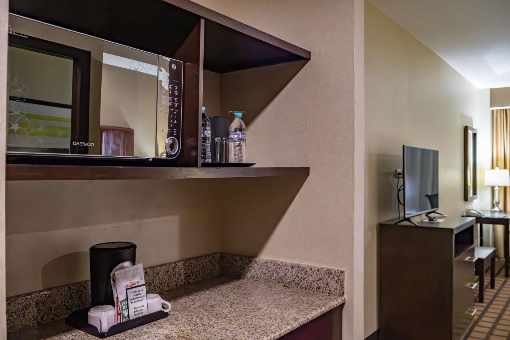 Best Western Premier Monterrey Aeropuerto Apodaca Extérieur photo A microwave in a hotel room