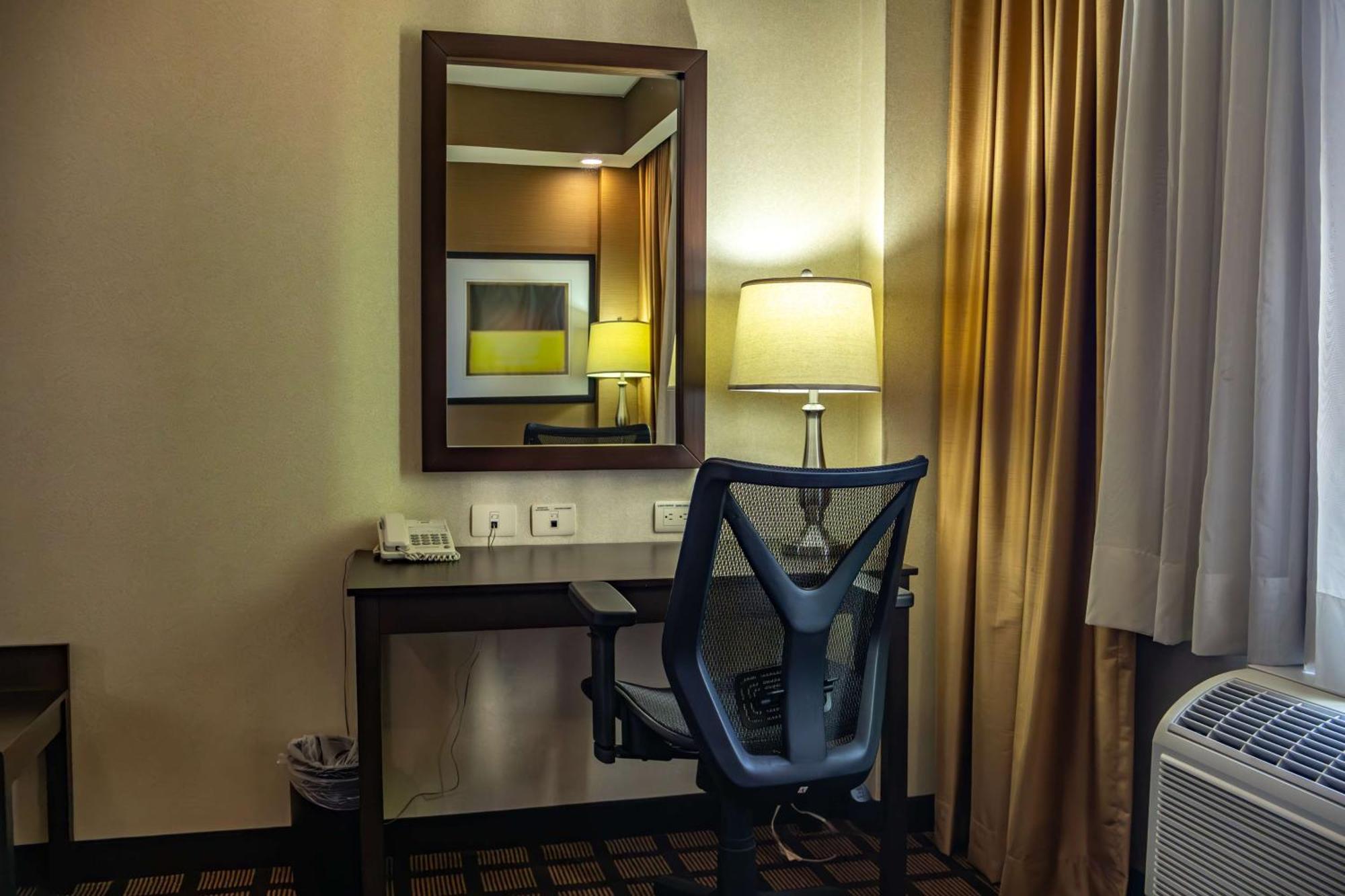 Best Western Premier Monterrey Aeropuerto Apodaca Extérieur photo A work desk in a hotel room