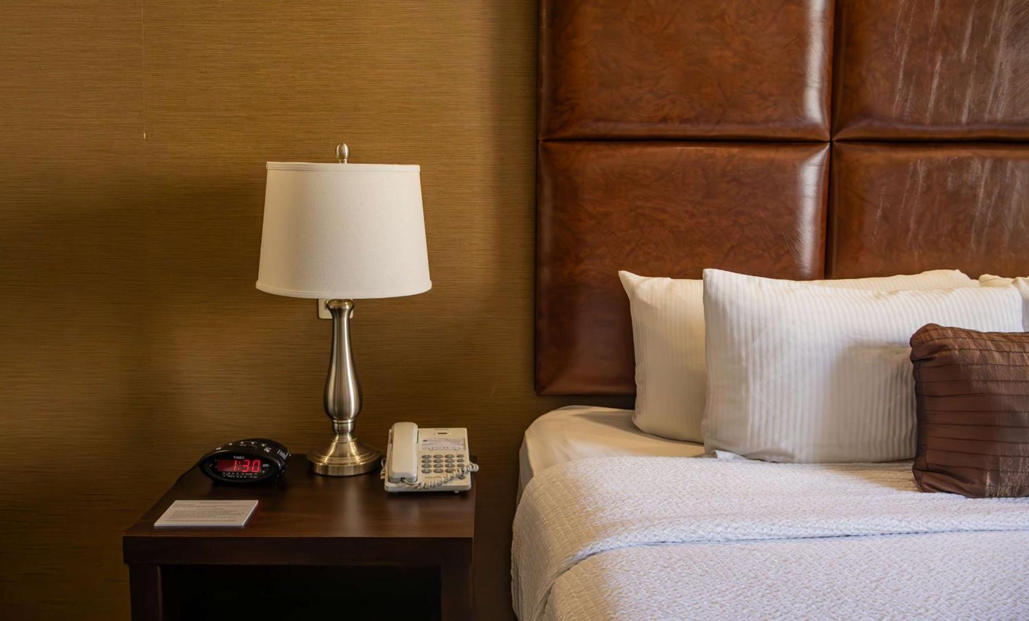 Best Western Premier Monterrey Aeropuerto Apodaca Extérieur photo A lamp on a nightstand