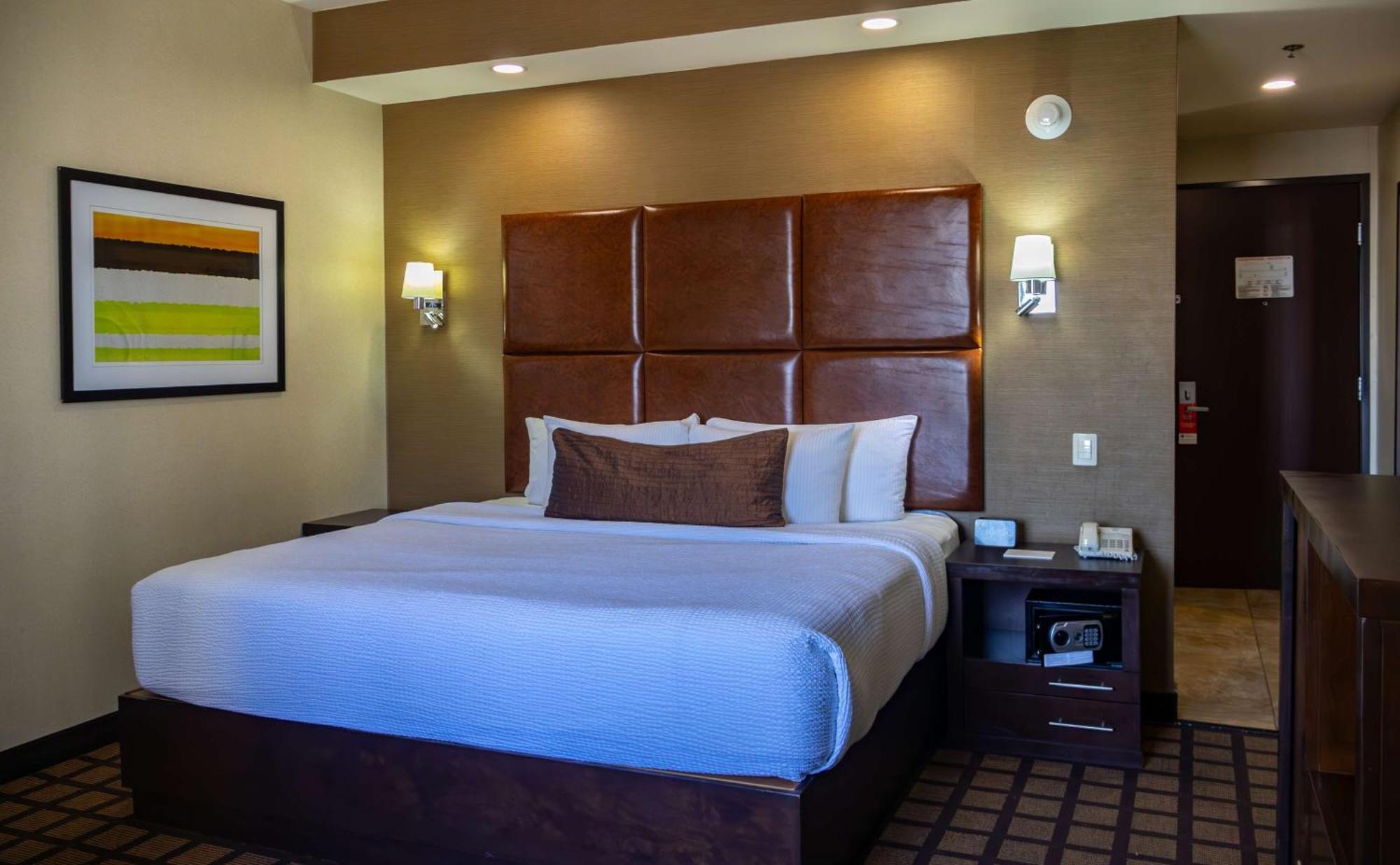 Best Western Premier Monterrey Aeropuerto Apodaca Extérieur photo A typical room at the Hilton Garden Inn