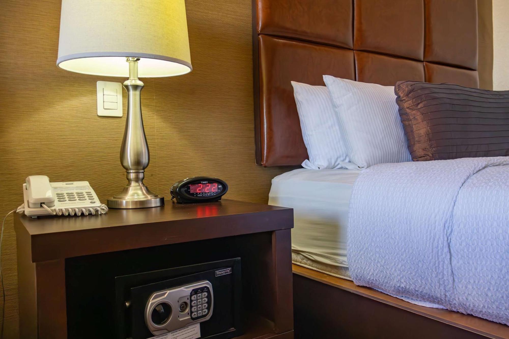 Best Western Premier Monterrey Aeropuerto Apodaca Extérieur photo A safe in a hotel room
