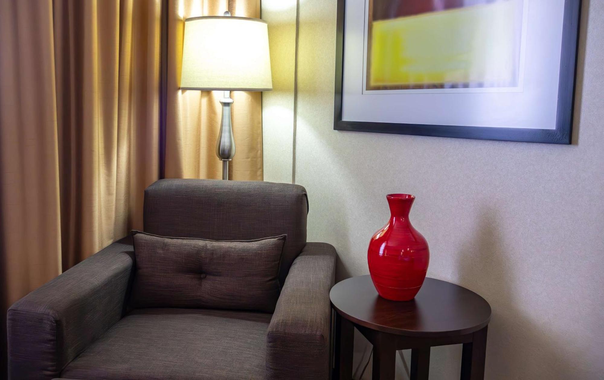Best Western Premier Monterrey Aeropuerto Apodaca Extérieur photo A vase on a table