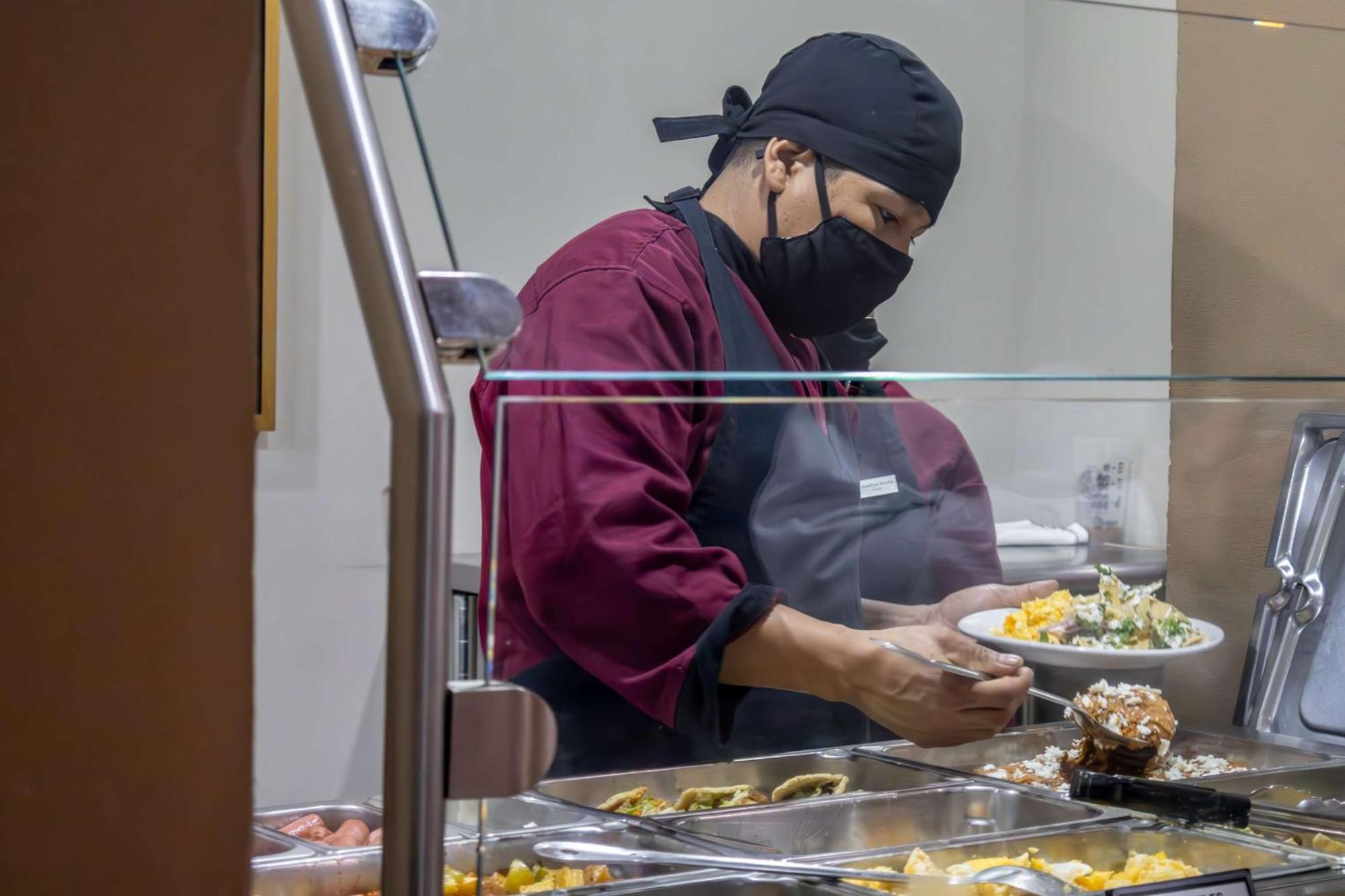 Best Western Premier Monterrey Aeropuerto Apodaca Extérieur photo A cook wearing a face mask at a hospital in New York City