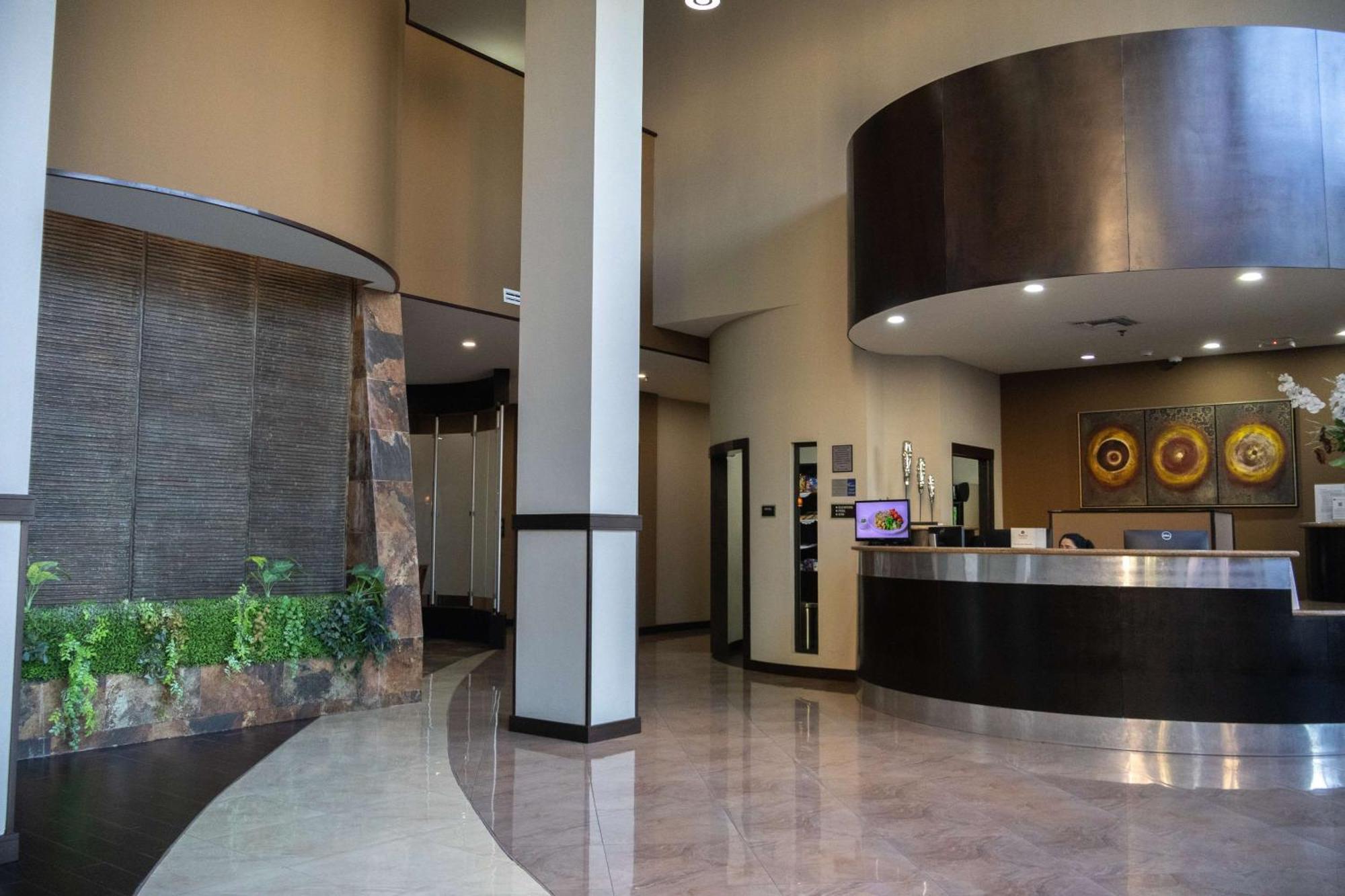 Best Western Premier Monterrey Aeropuerto Apodaca Extérieur photo Interior of the lobby