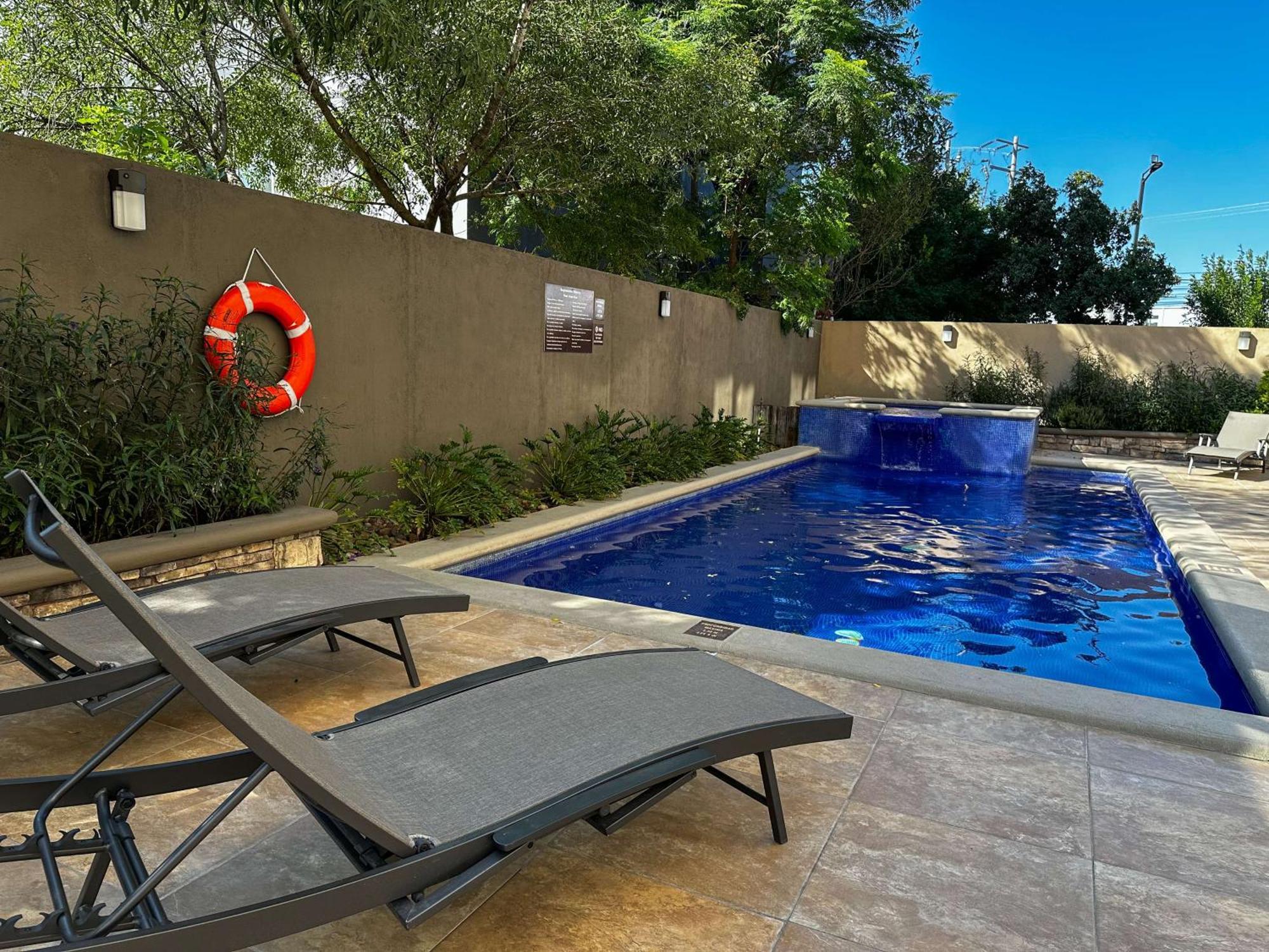 Best Western Premier Monterrey Aeropuerto Apodaca Extérieur photo Swimming pool at the hotel