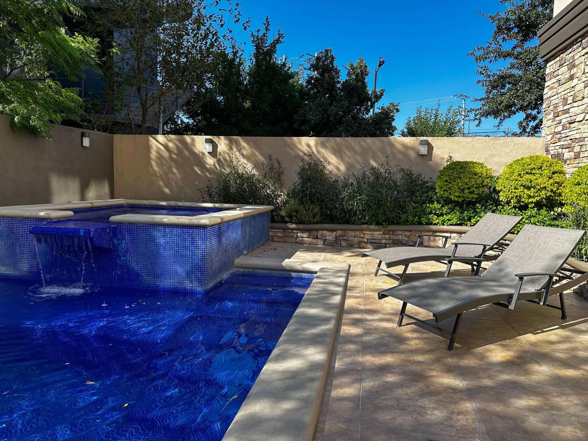 Best Western Premier Monterrey Aeropuerto Apodaca Extérieur photo A pool at the Four Seasons Hotel in Los Angeles