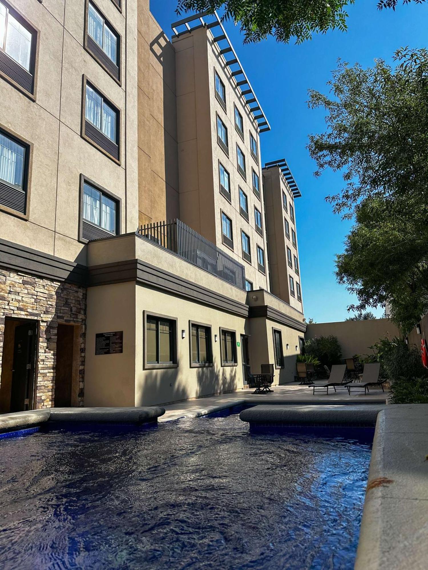 Best Western Premier Monterrey Aeropuerto Apodaca Extérieur photo The hotel's pool