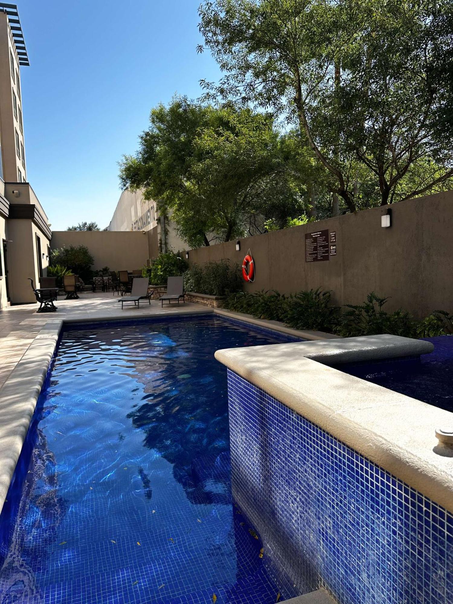 Best Western Premier Monterrey Aeropuerto Apodaca Extérieur photo Swimming pool at the hotel